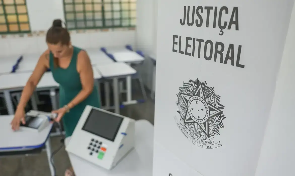 Mais de 158 milhões de brasileiros podem voltar às urnas neste domingo