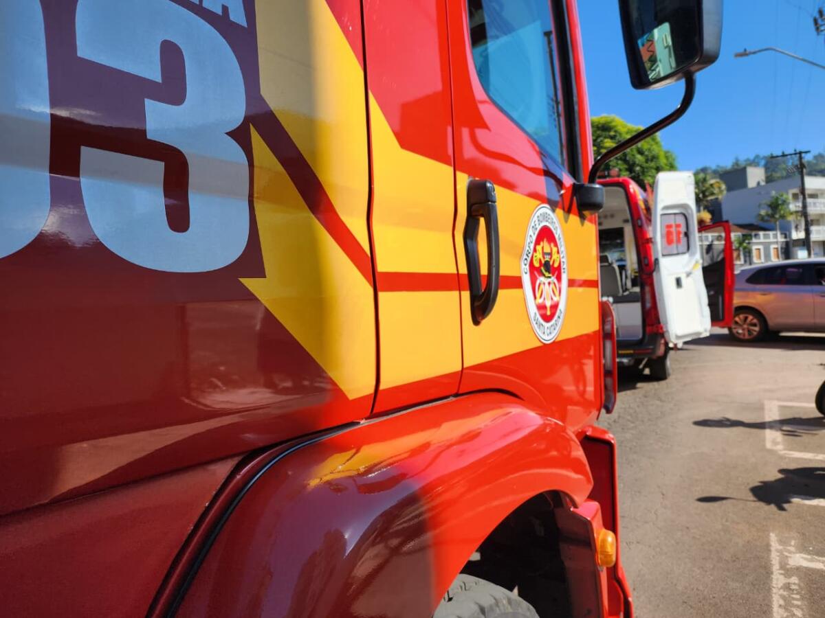 Motociclista fica ferido em colisão com carro no centro de Itapiranga