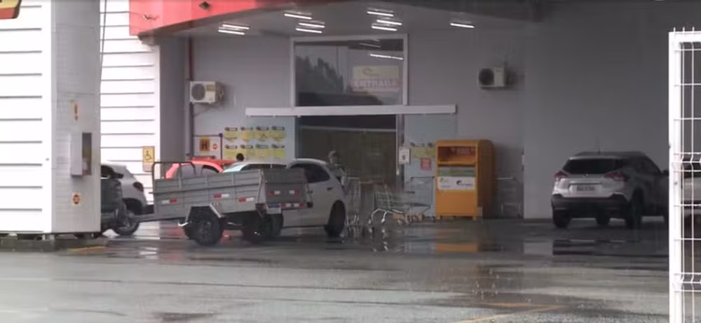 Homem invade supermercado e esfaqueia ex no trabalho em Joinville