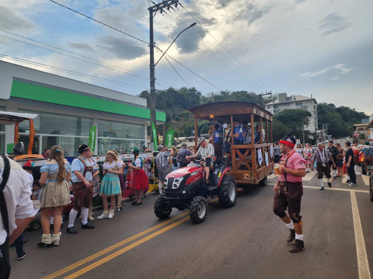 Baile da Terceira Idade e Desfile do Bierwagen movimentam segunda-feira na 16ª Deutsche Woche