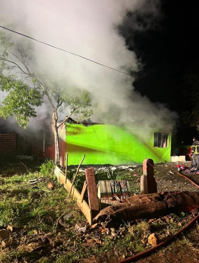 Homem incendeia casa, grava vídeo e foge em Dionísio Cerqueira