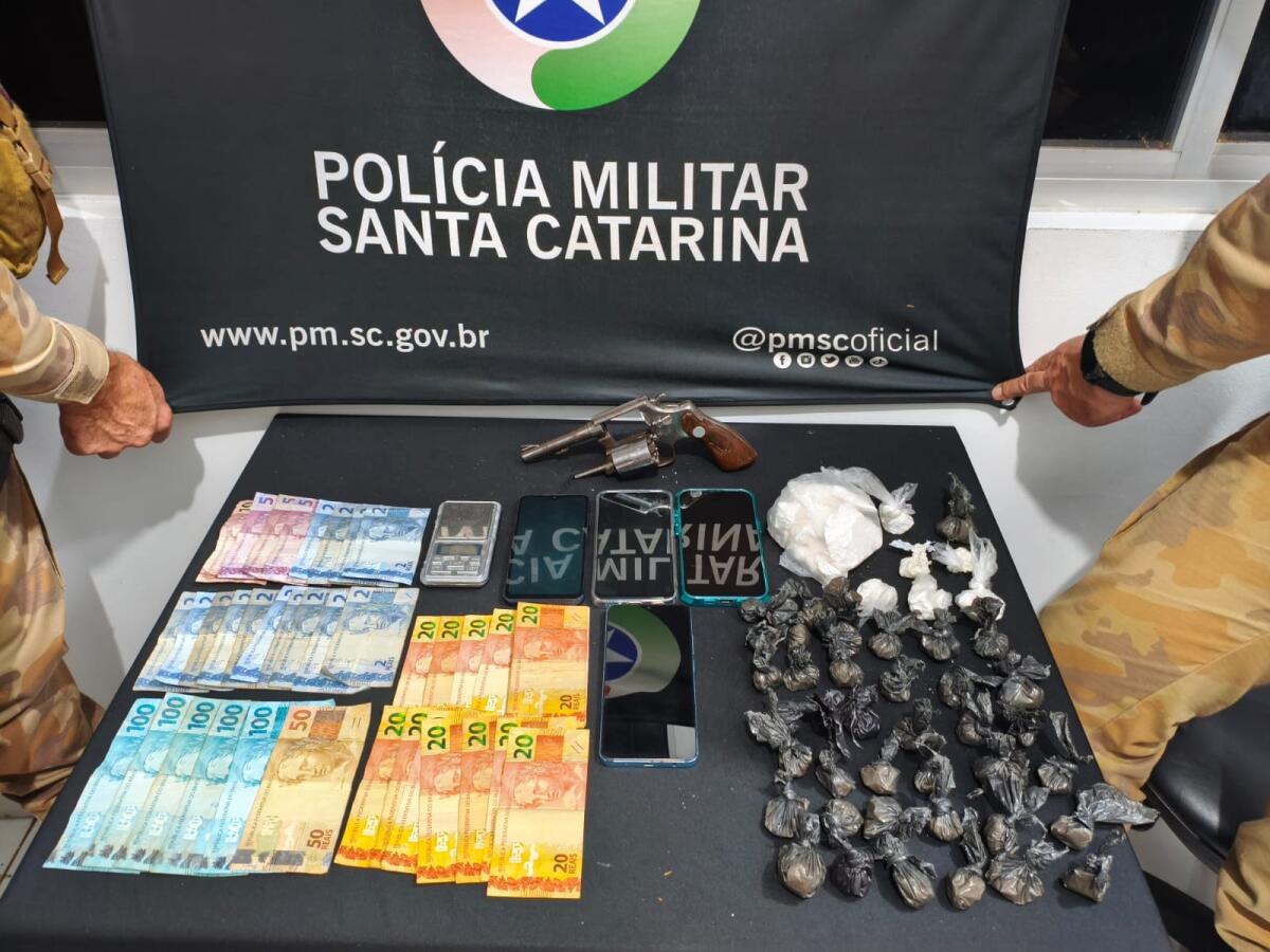 Polícia apreende meio quilo de cocaína, arma e prende duas mulheres em SMO