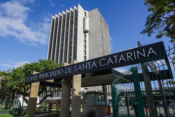 Justiça condena avó a indenizar nora por publicações com fotos do neto em SC