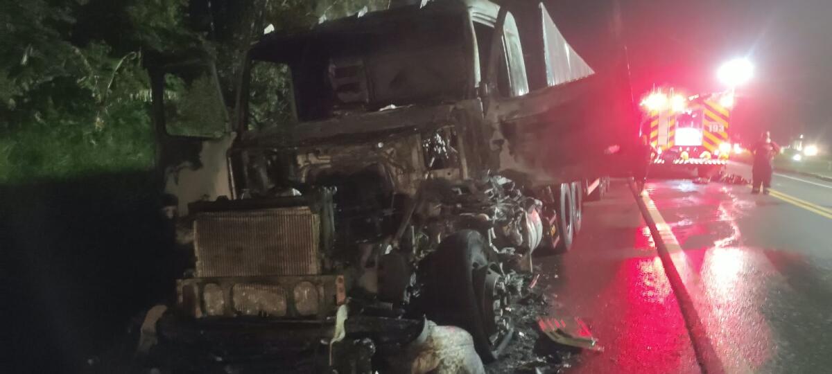 Incêndio atinge cabine de carreta na BR-158 em Cunha Porã