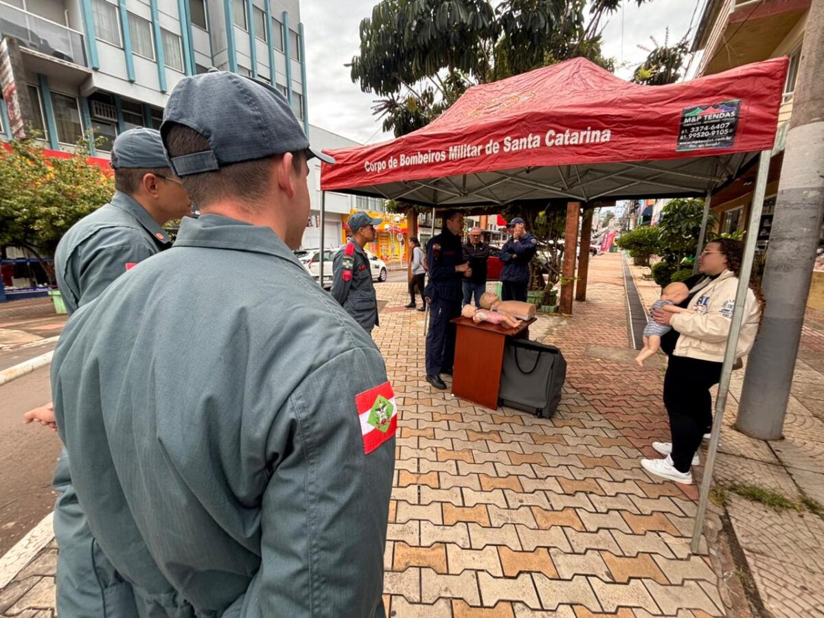 Corpo de Bombeiros orienta população sobre prevenção de engasgamento de bebês em São Miguel do Oeste