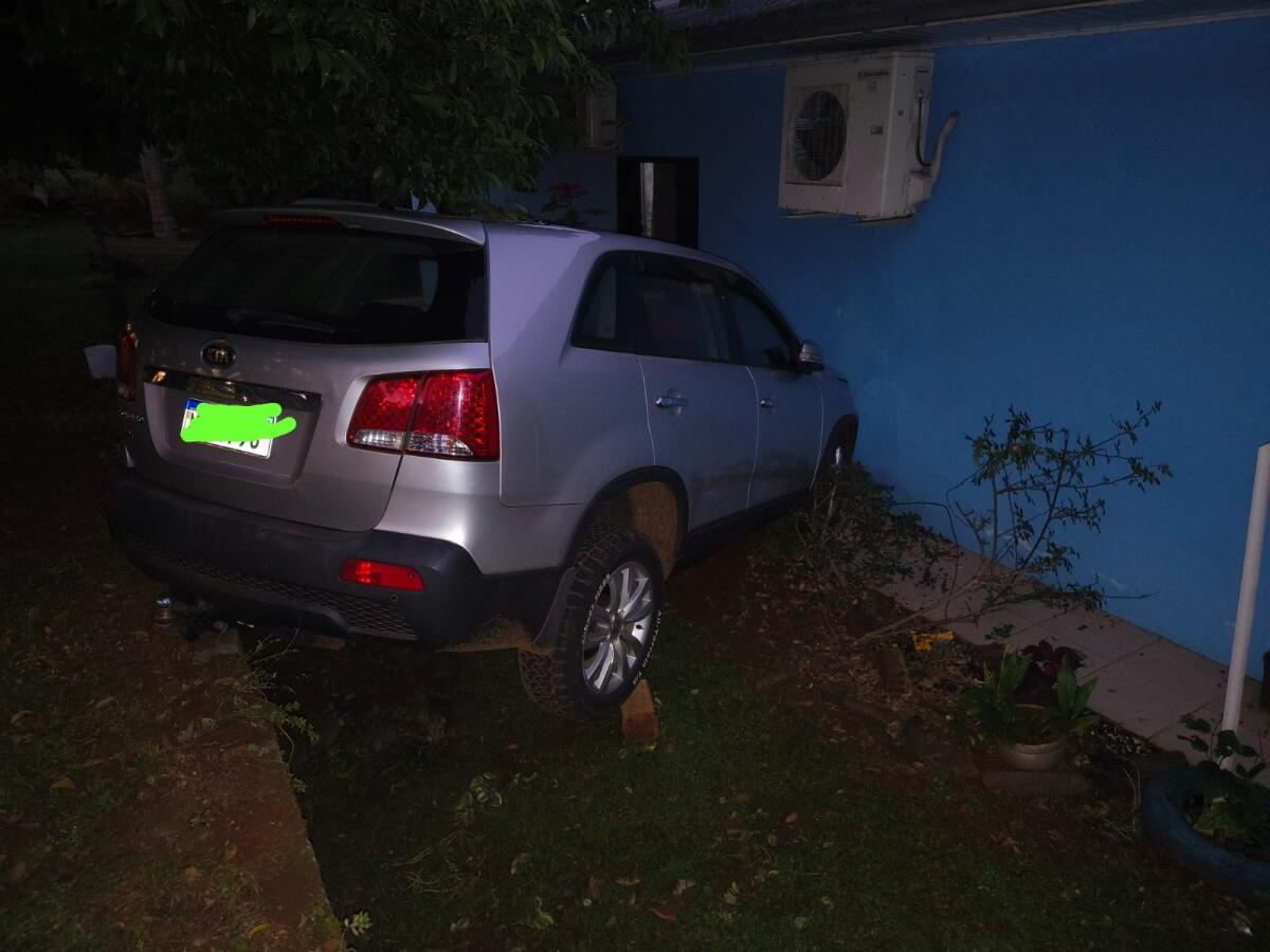 Motorista fica ferida após carro colidir e parar sobre muro em Riqueza
