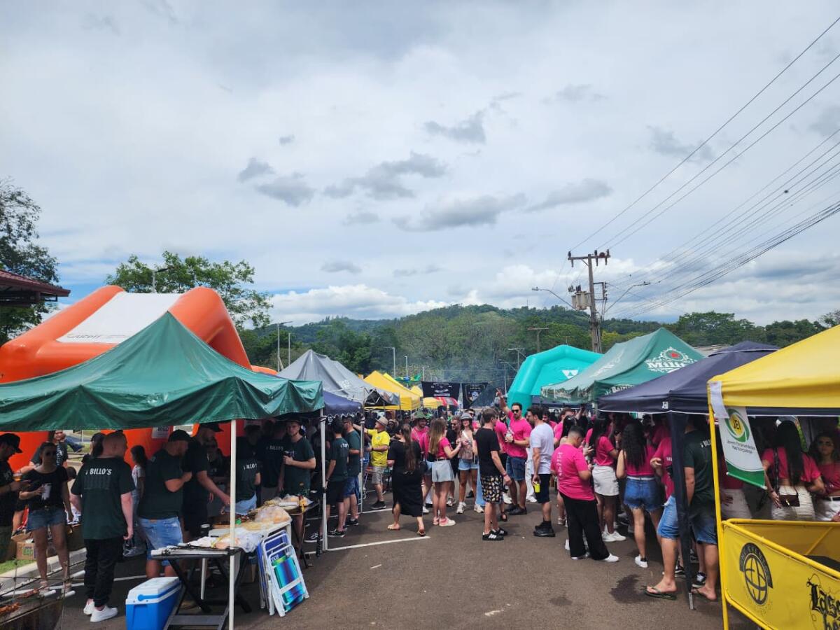 Stammtisch reúne grande público em dia de desfile da Oktoberfest