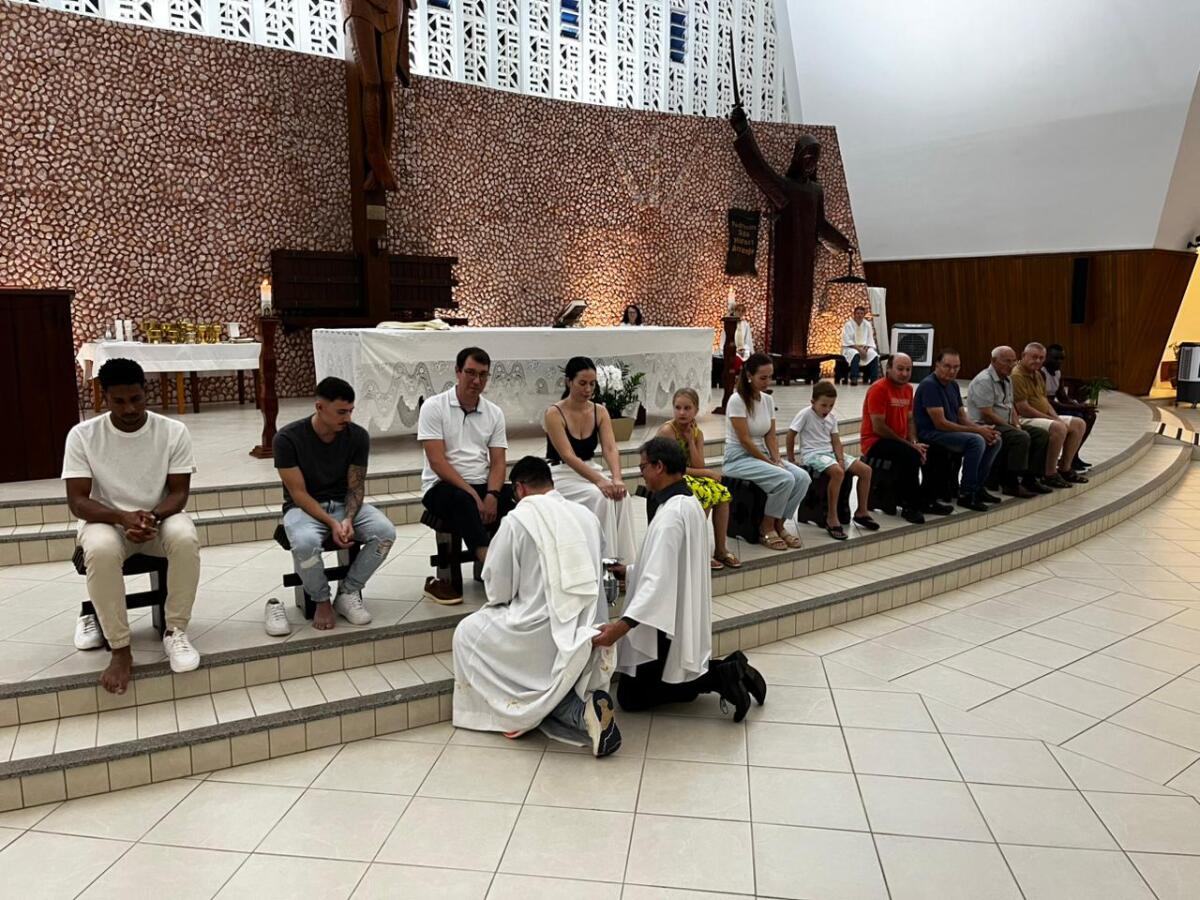 Missa de Lava-Pés abre celebrações do Tríduo Pascal em São Miguel do Oeste