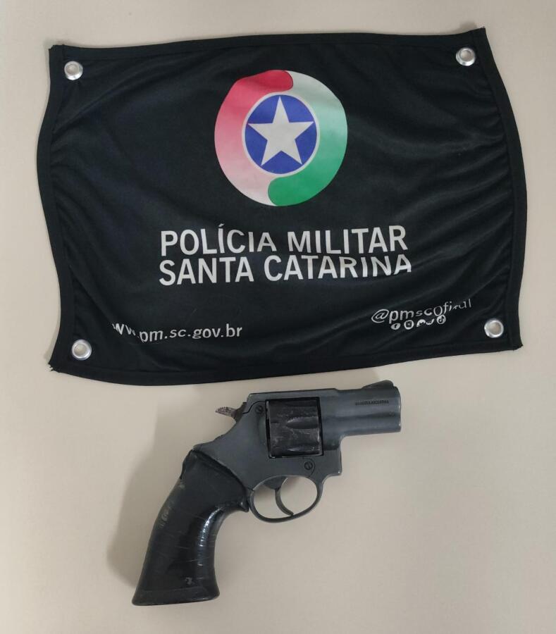 Polícia encontra arma em veículo acidentado no interior de Princesa