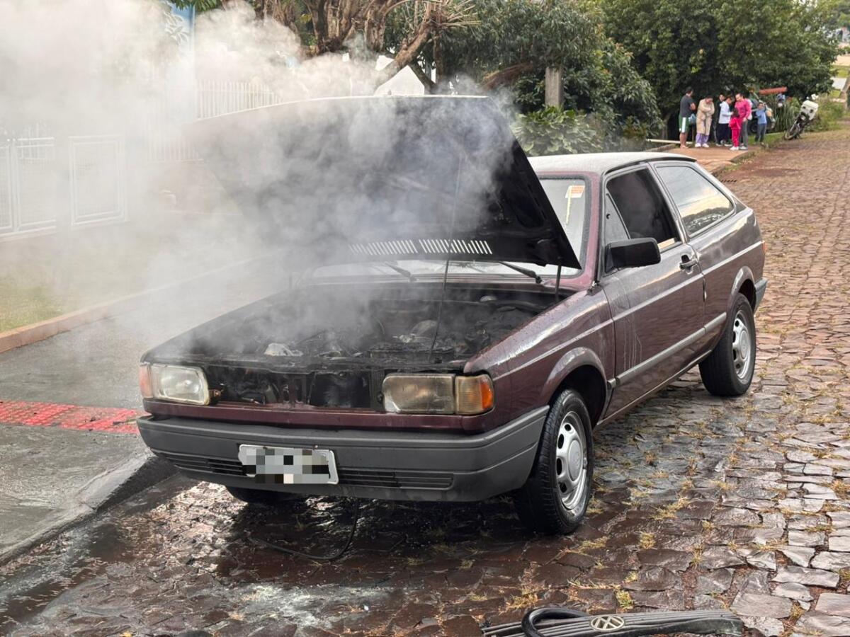 Incêndio atinge VW Gol em São Miguel do Oeste