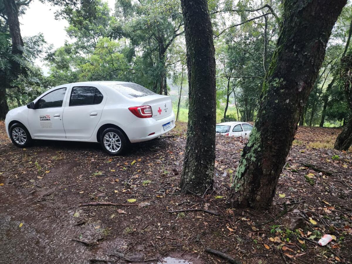 Pista molhada causa acidente na SC-163 em Itapiranga