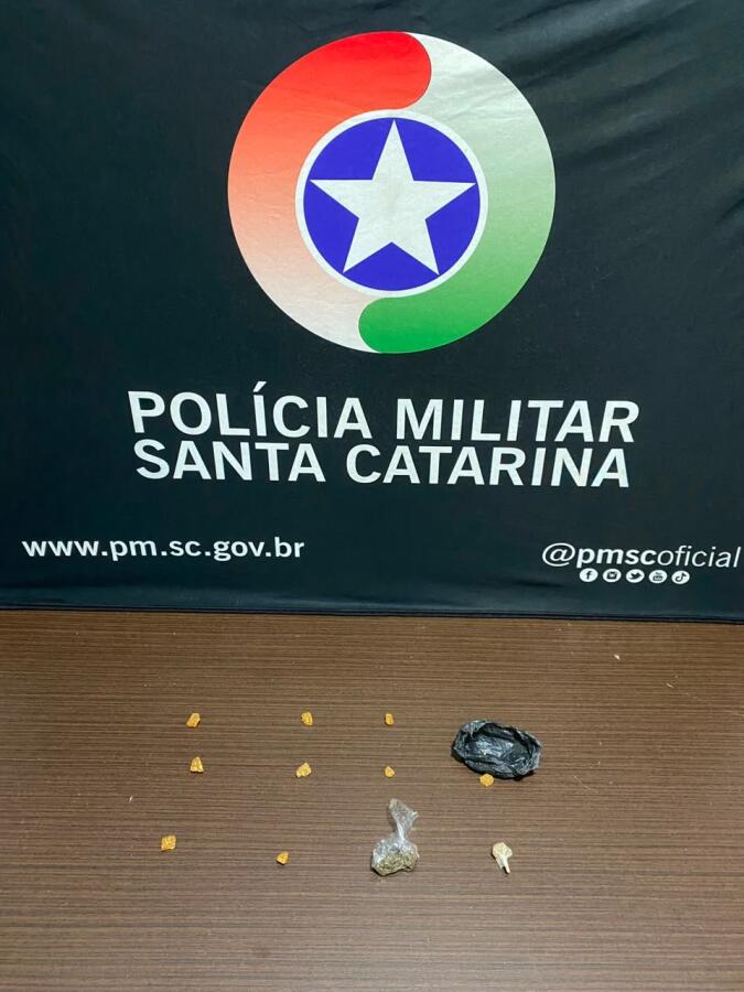 Homem é preso por tráfico de drogas em frente a escola em Maravilha