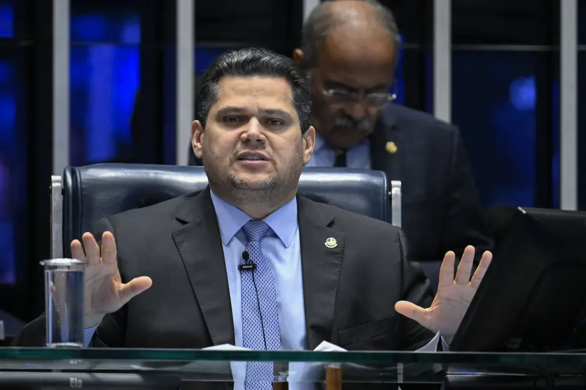 Alcolumbre calcula ter 48 votos para se reeleger e descarta pautar impeachment de Moraes