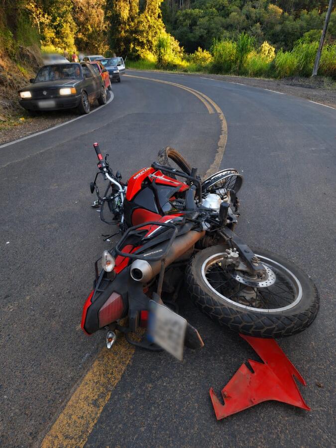 Acidente entre caminhão e moto deixa homem ferido no interior de SJCedro