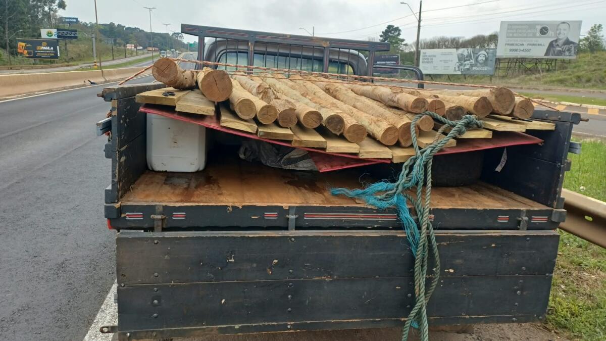 PRF apreende 500 litros de agrotóxicos contrabandeados escondidos sob madeira em Chapecó