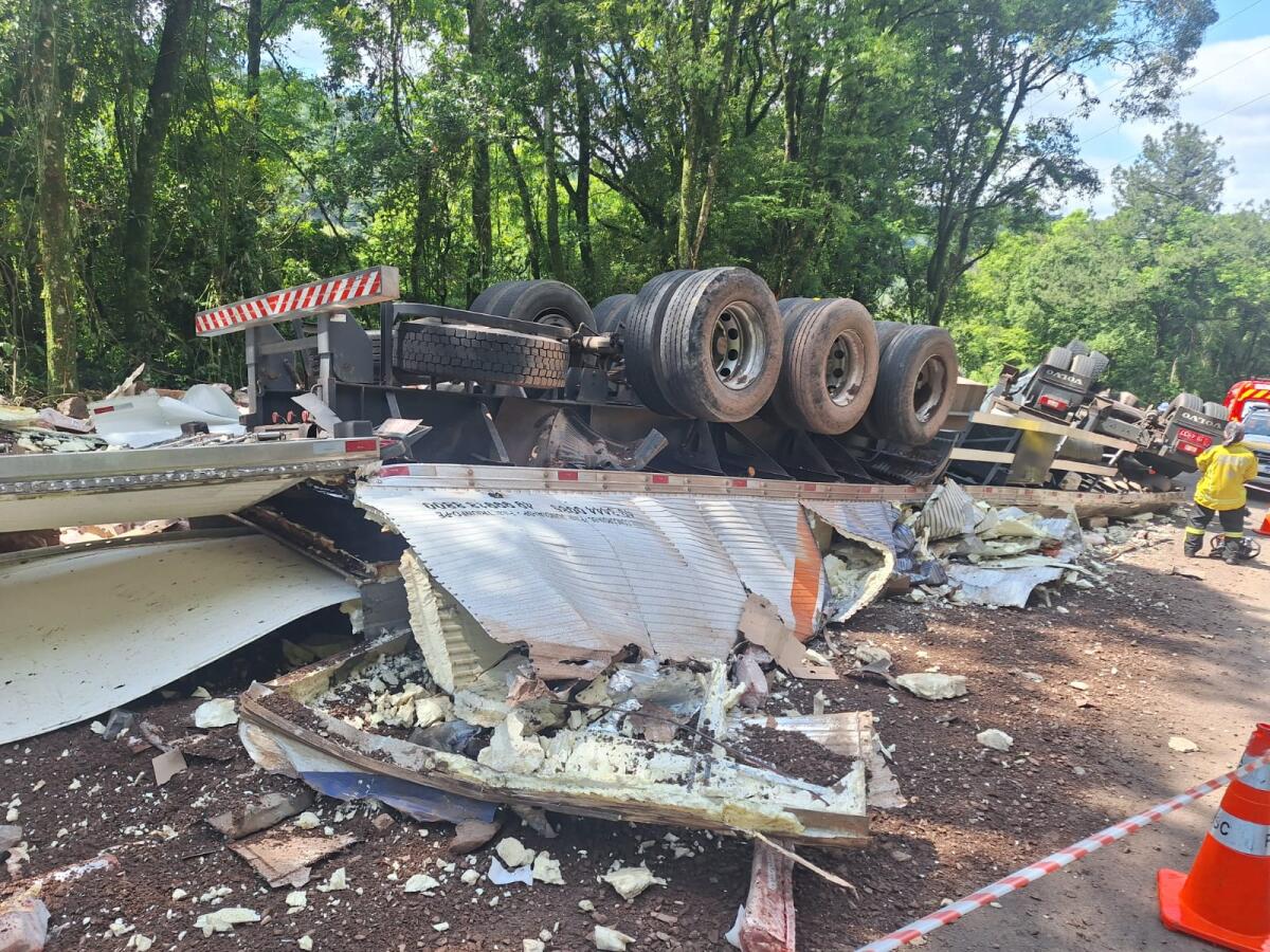 Caminhão sai da pista, capota e motorista morre na SC-283