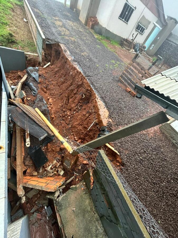 Deslizamento de terra leva à interdição preventiva de residência em Dionísio Cerqueira