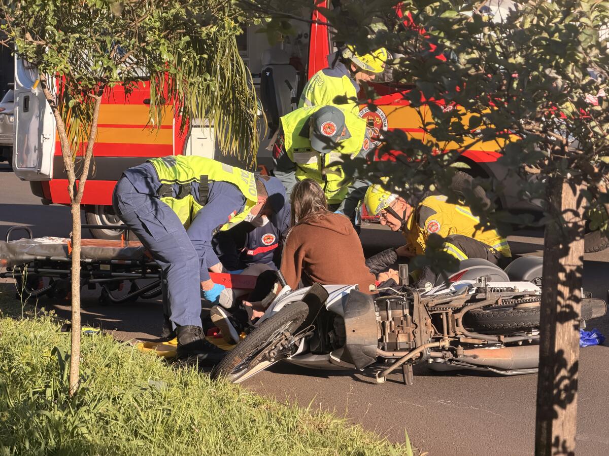 Mulher fica ferida ao perder o controle e cair de motocicleta no centro de São Miguel