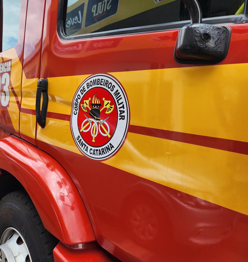 Idoso sofre ferimentos em colisão entre carro e moto em São João do Oeste