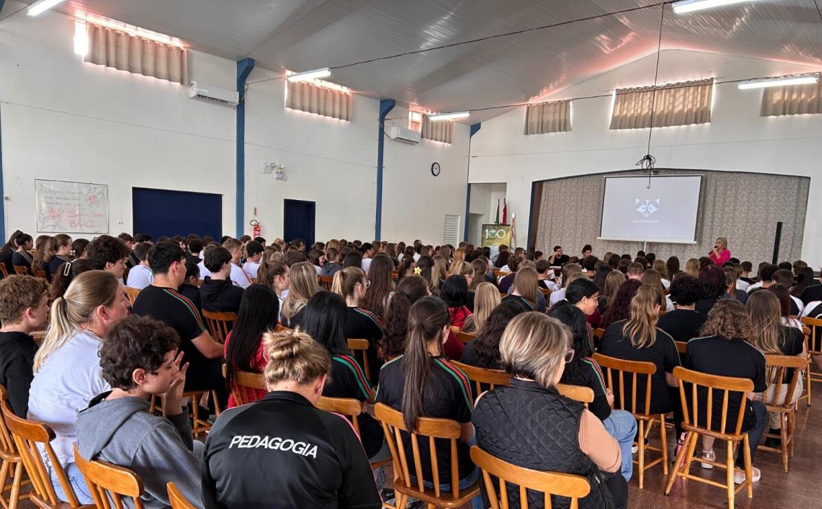 Atores levam palestra show a estudantes da região