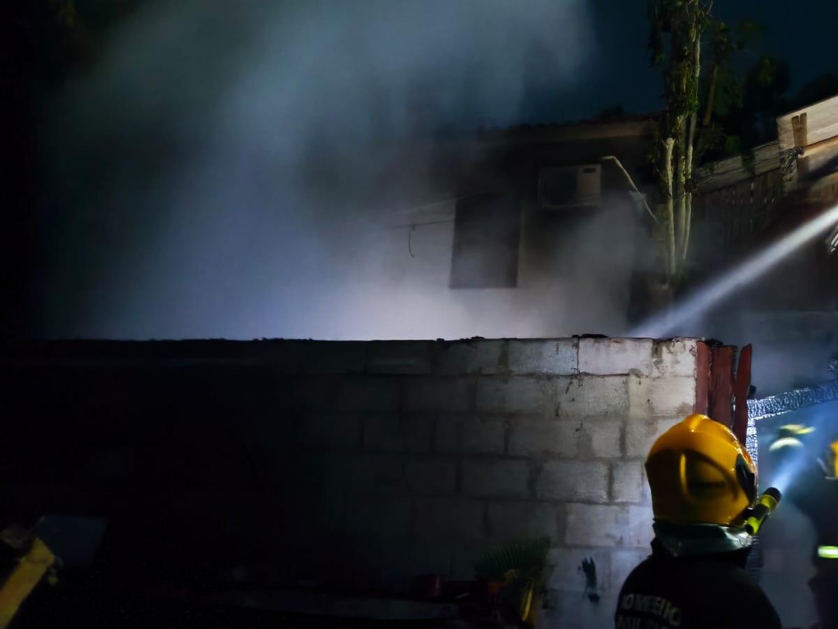 Moradores controlam incêndio em galpão no interior de São João do Oeste