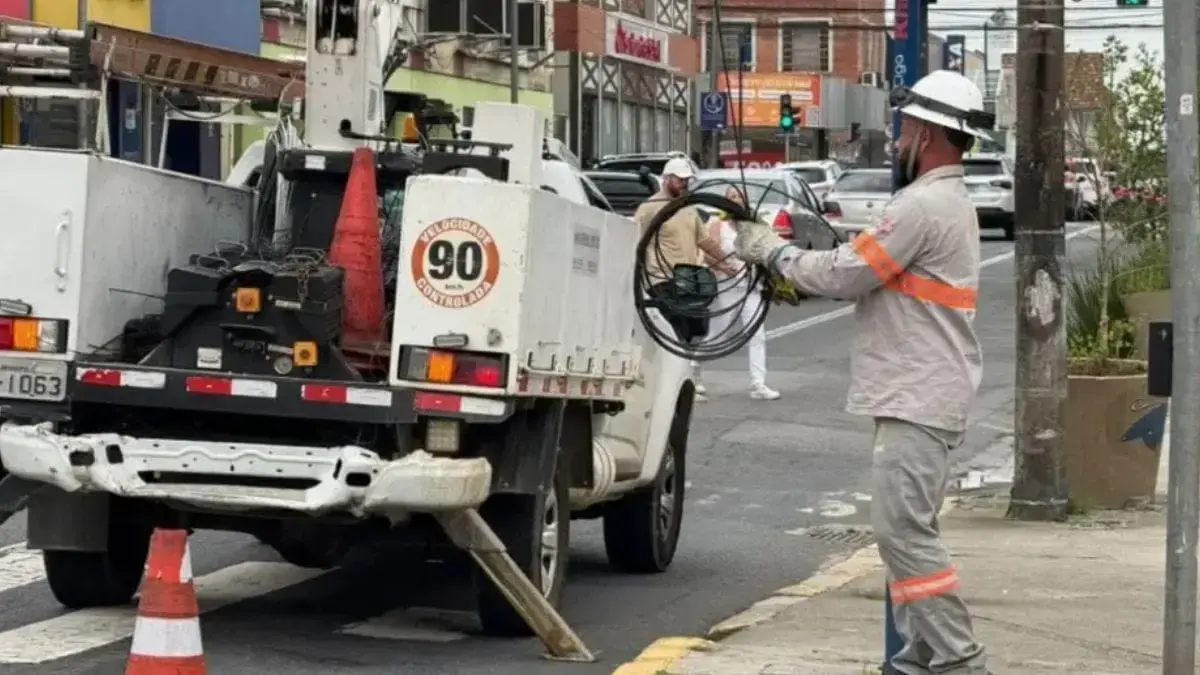 Celesc aperta cerco contra fiação irregular e promete cortar ligações clandestinas em SC