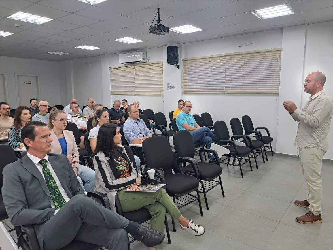 Assemit promove debate sobre novo sistema de coleta de lixo