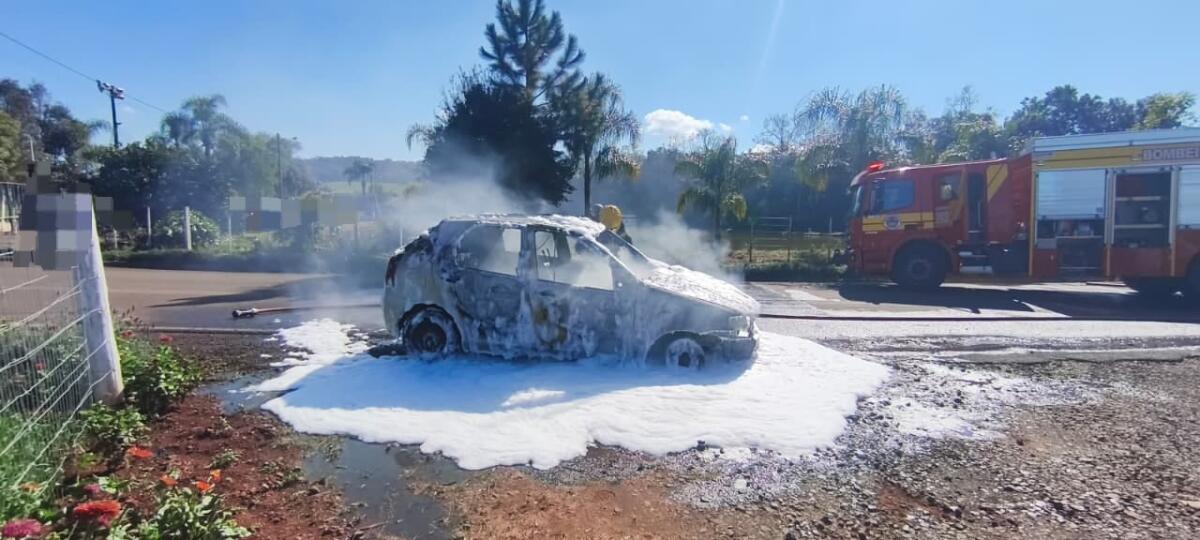 Carro é destruído por incêndio no interior de Maravilha
