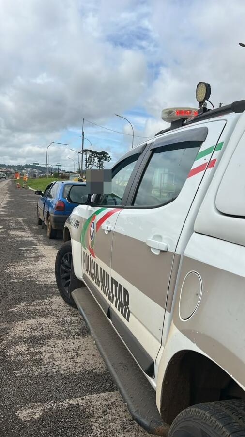 Três pessoas são presas após PM recuperar veículo furtado no Paraná na BR-282