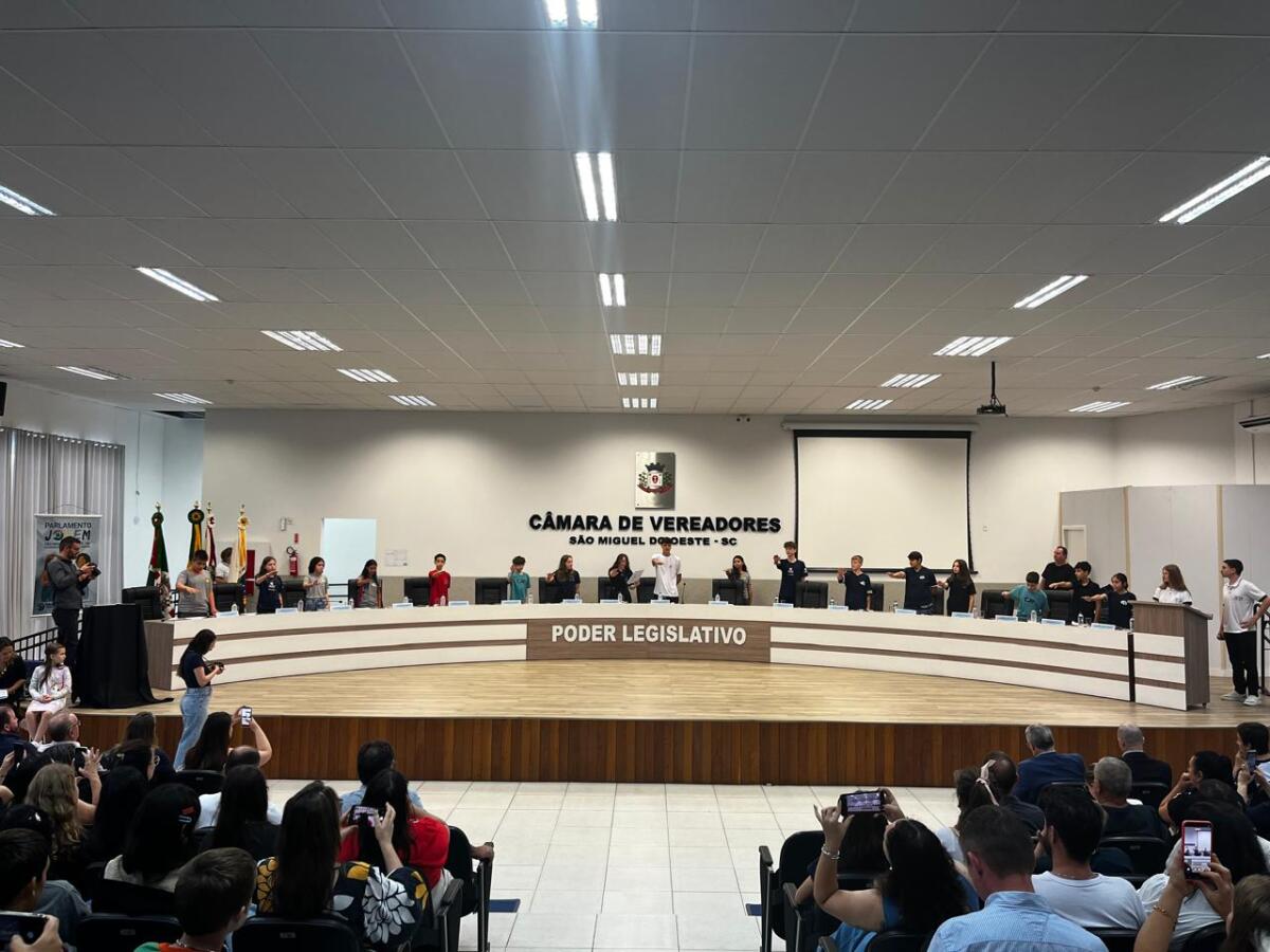 Jovens parlamentares são diplomados e elegem Mesa Diretora em São Miguel do Oeste