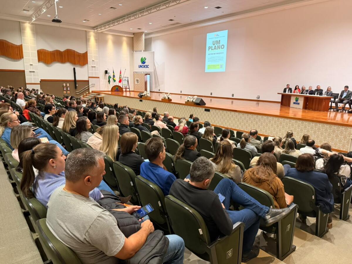 Seminário do Plano Estadual de Educação reúne representantes de 47 municípios em SMO