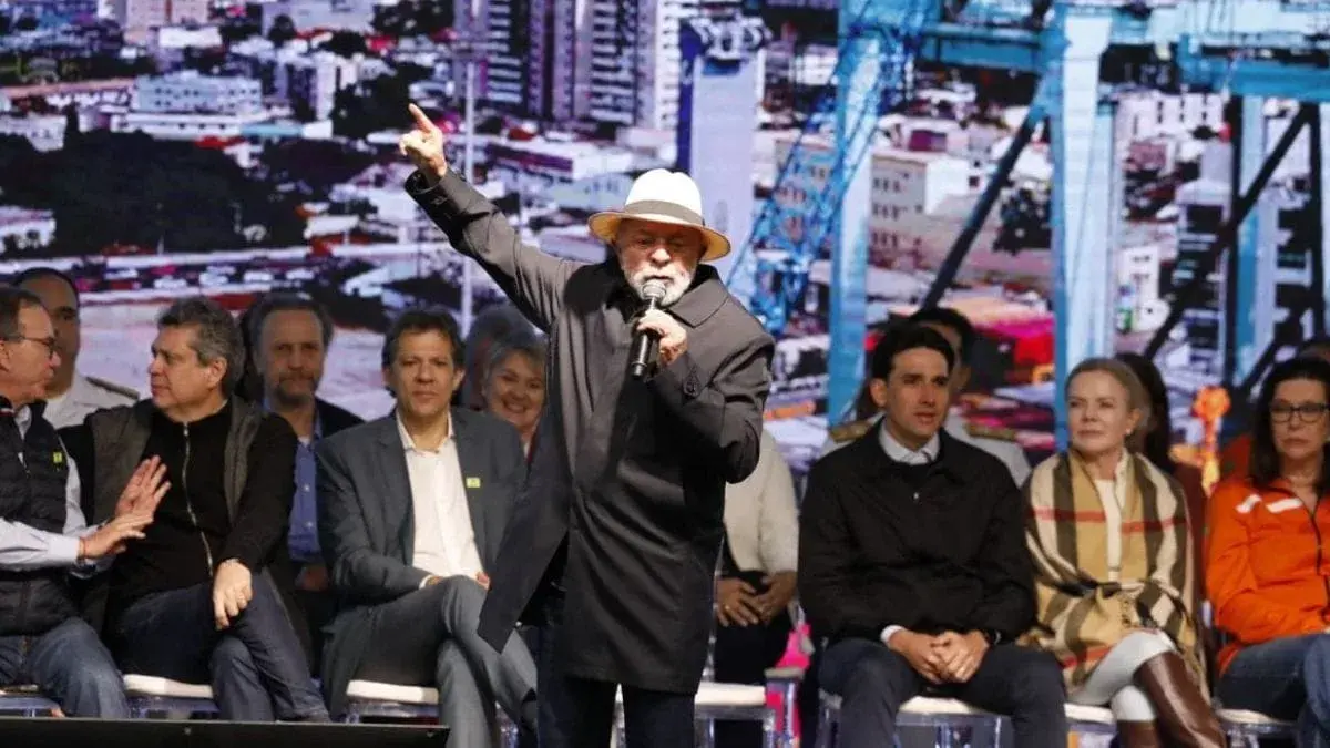 Lula participa do lançamento de fragata e visita estaleiros em Itajaí