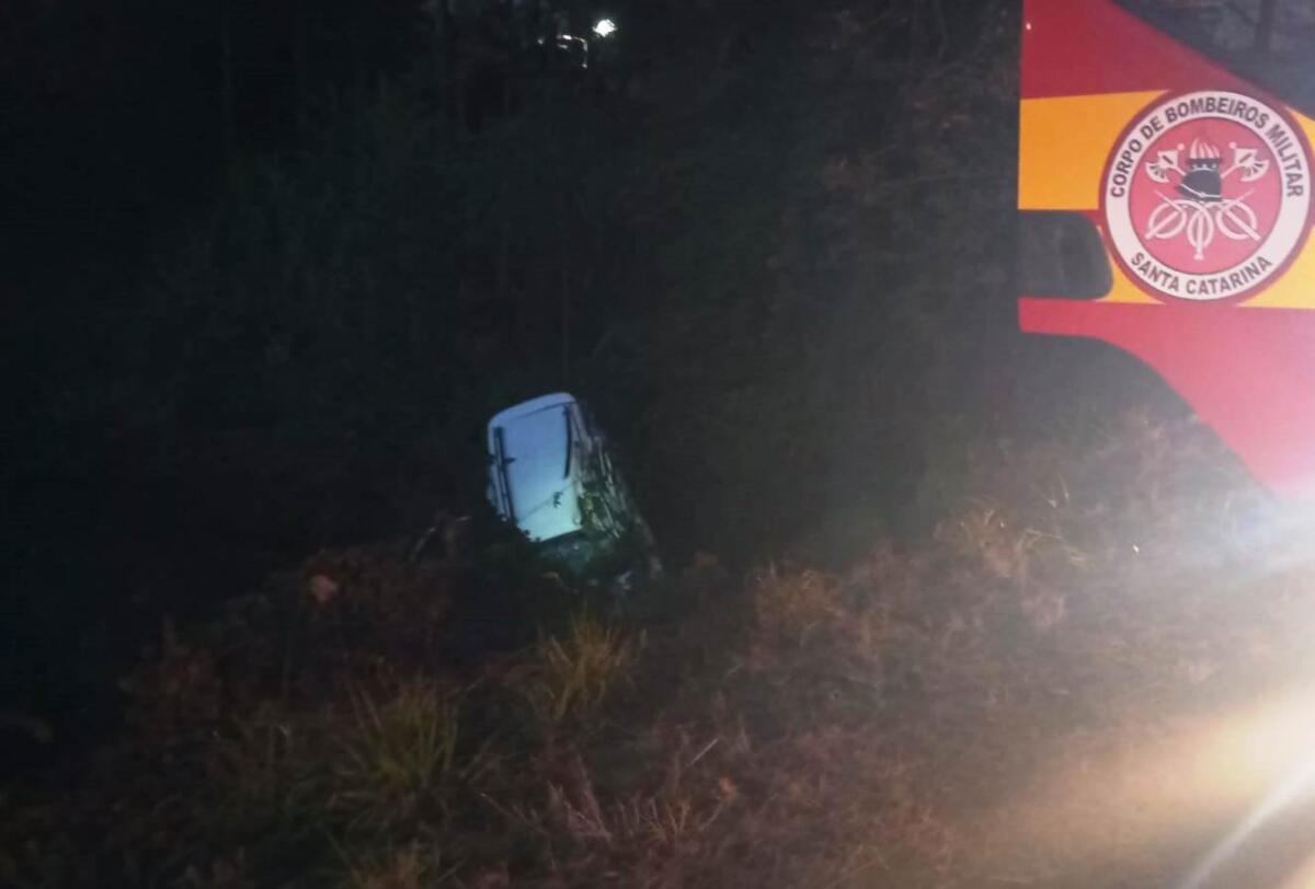 Colisão entre três veículos deixa um morto e motorista ferido na BR-282