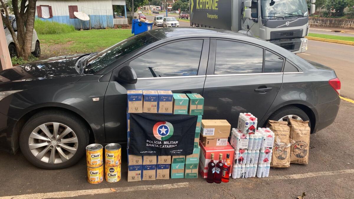 Veículo com mercadorias irregulares é apreendido em Saltinho