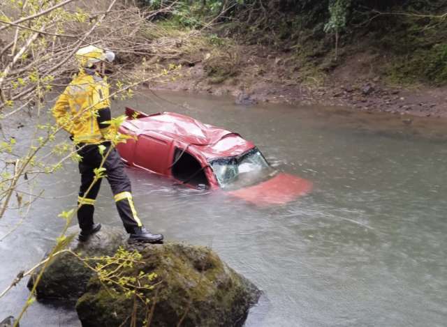 Identificada motorista que morreu após carro cair em rio na SC-283