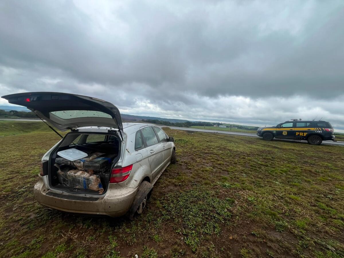PRF apreende 306 kg de maconha após perseguição na BR-153, em Água Doce
