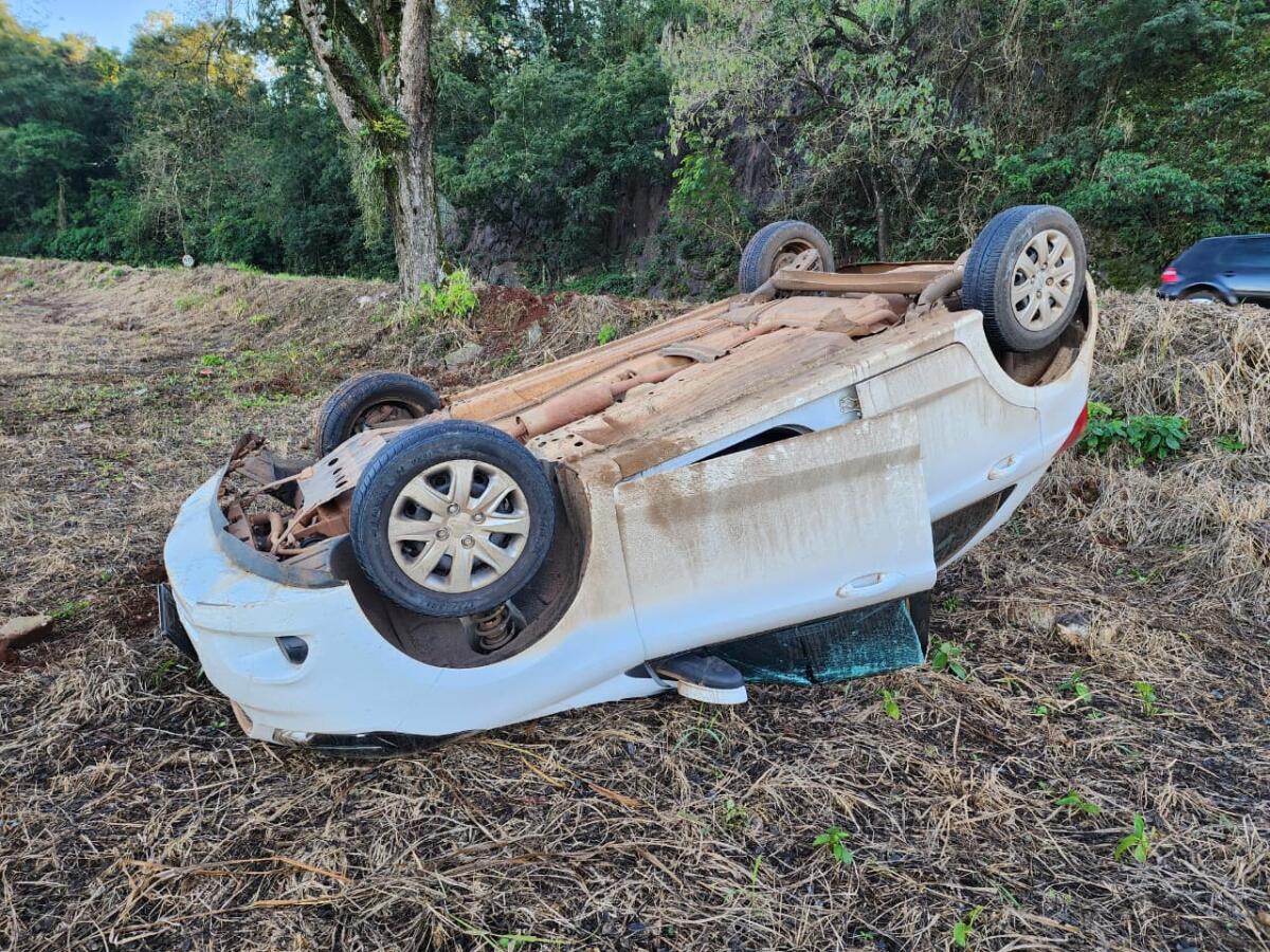 Carro sai da pista e capota na SC-163 em Itapiranga