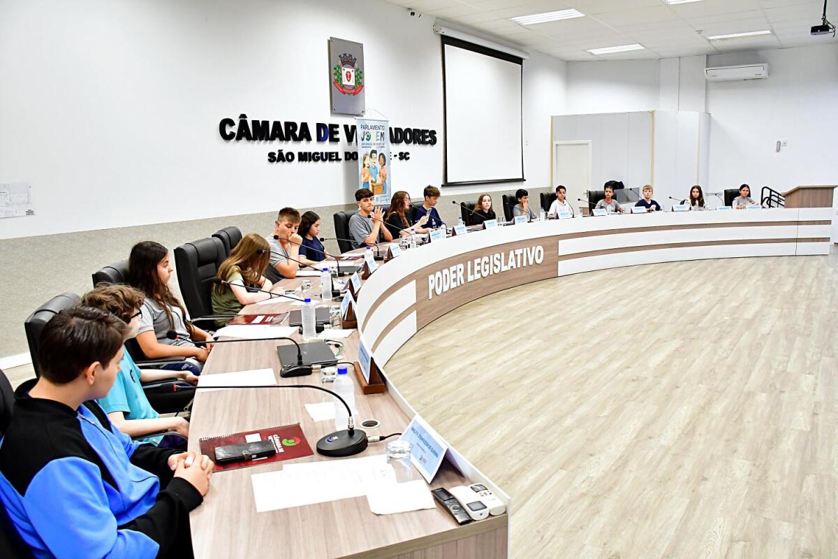 Jovens parlamentares sugerem melhorias no trânsito, em escolas e em praças de SMO