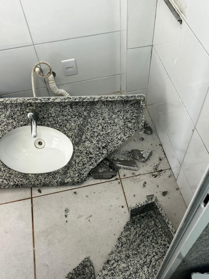 Prefeitura de Belmonte repudia vandalismo em banheiro da Praça Municipal