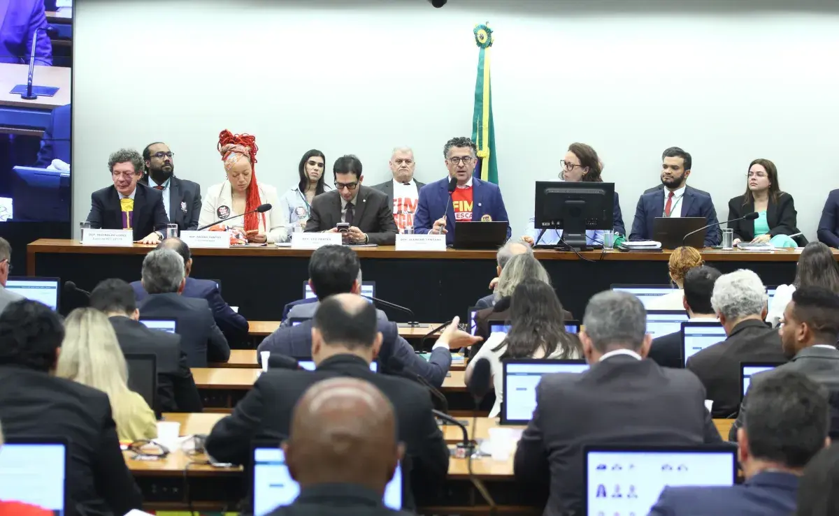 Comissão aprova texto-base da PEC do fim da escala de trabalho 6x1
