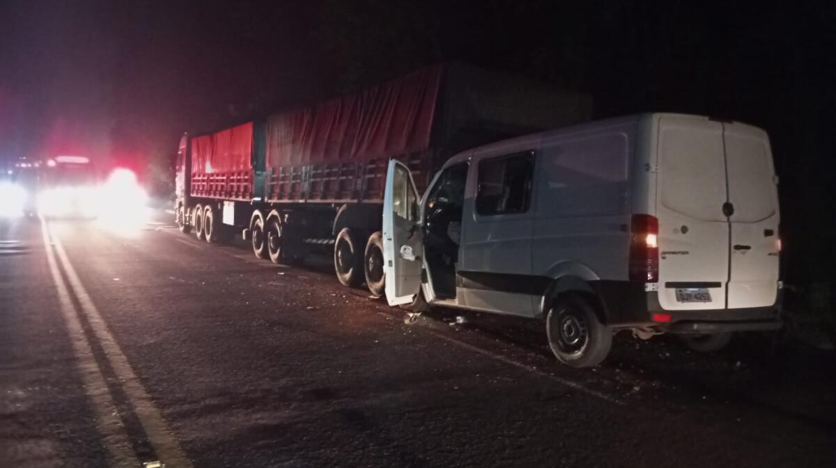 Colisão entre van e carreta deixa oito trabalhadores feridos na BR-282