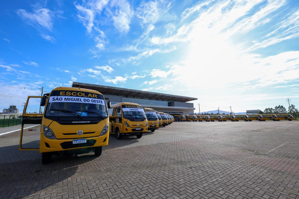 Sete municípios do Extremo Oeste recebem novos ônibus escolares do governo estadual