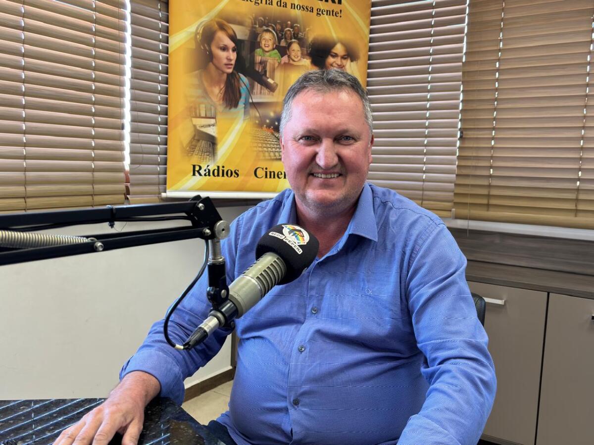 Prefeito de São João do Oeste recebe prêmio por ações na educação