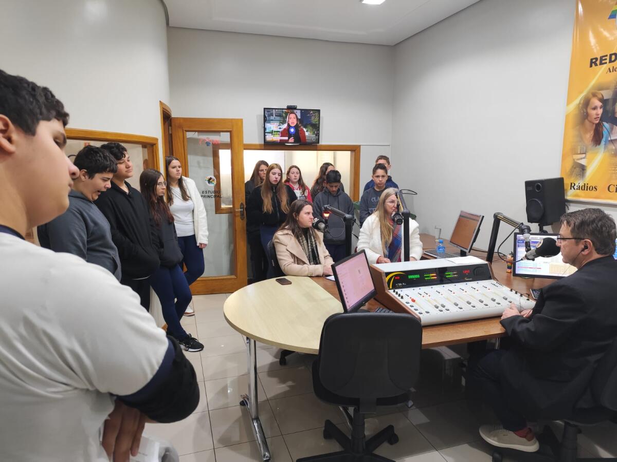 Alunos do Colégio Cedrense visitam a Rádio Cedro para apresentar o projeto "Gentileza Gera Gentileza"