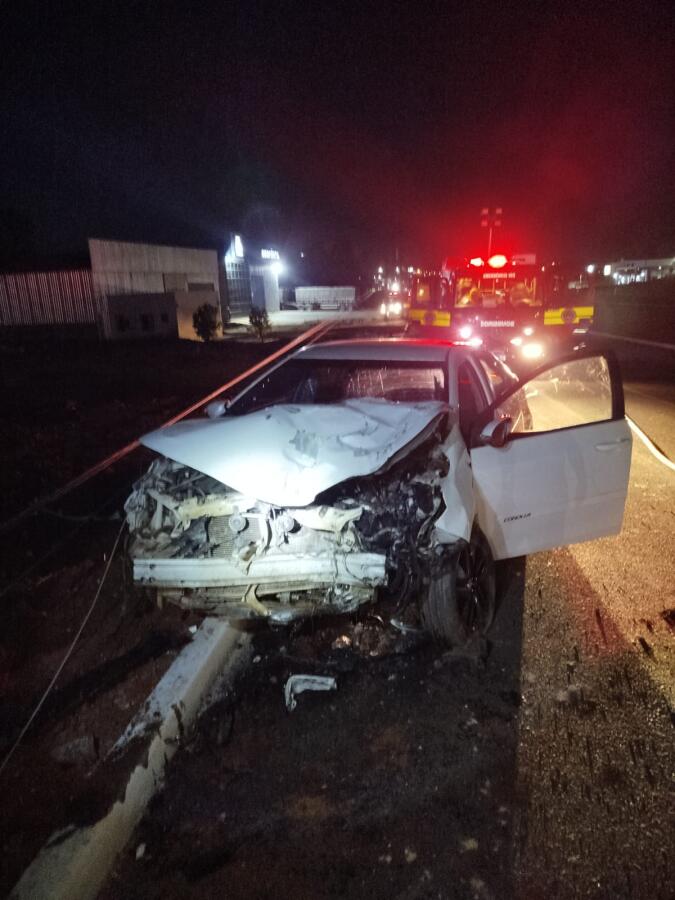 Colisão contra poste deixa mulher ferida na BR-282 em Maravilha