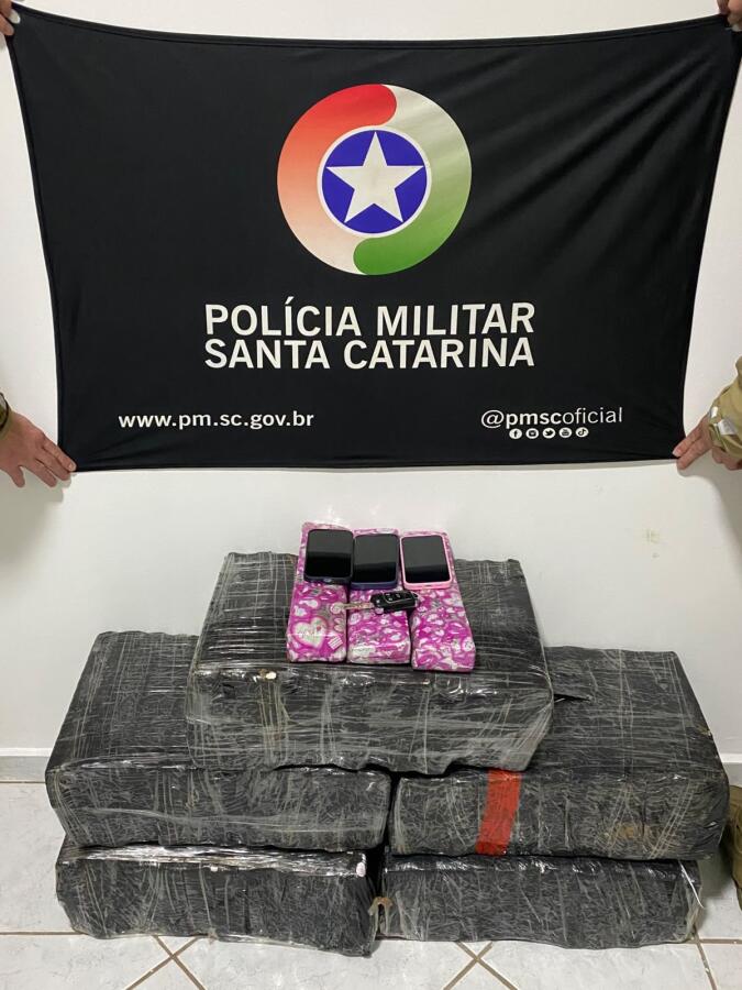 PM apreende 101 kg de maconha e prende três pessoas na BR-282 em Maravilha