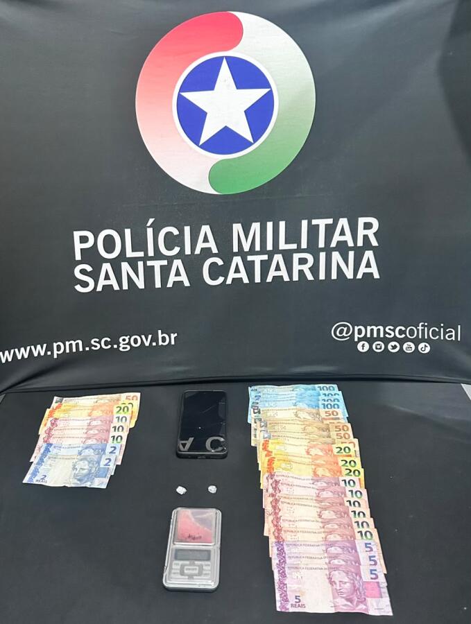 PM aborda dois homens e apreende crack e R$ 900 em SMO