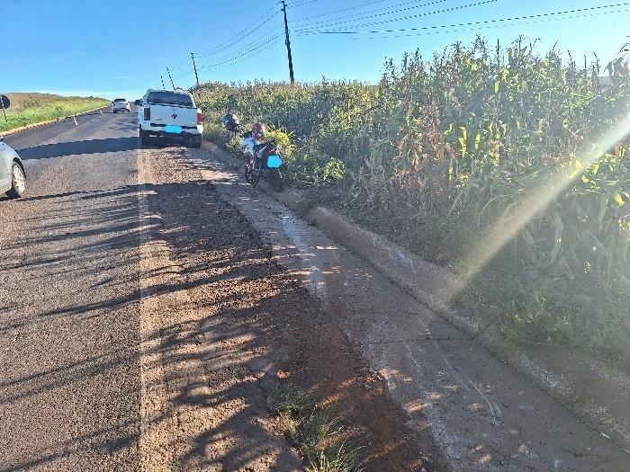 Motorista foge após atingir motocicleta e deixar mulher gravemente ferida na SC-155