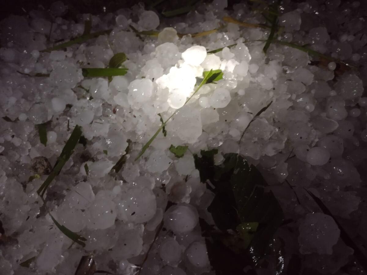 Granizo, chuva e ventos fortes causam danos no Extremo Oeste
