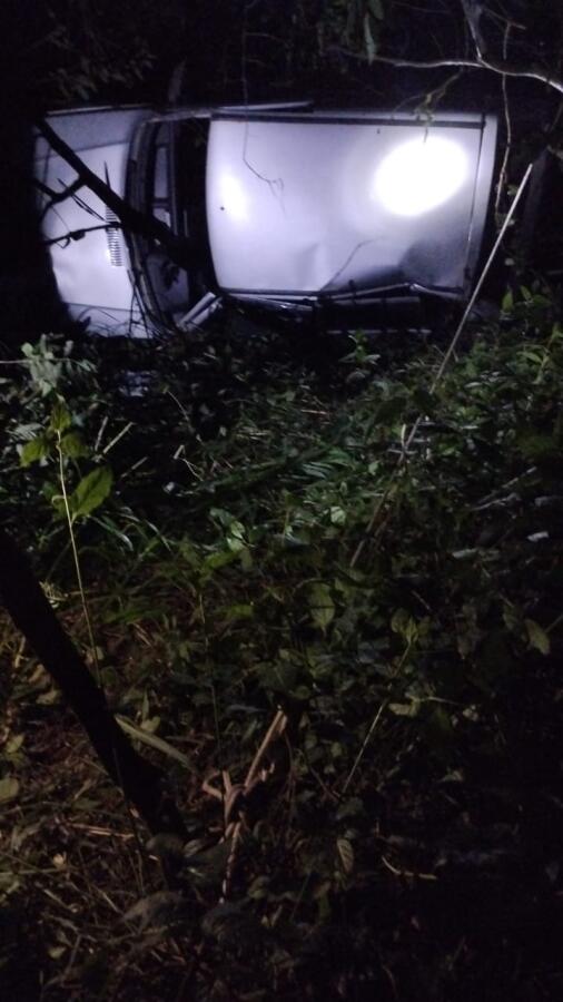 Mulher escapa ilesa de capotamento na SC-163 no interior de Itapiranga